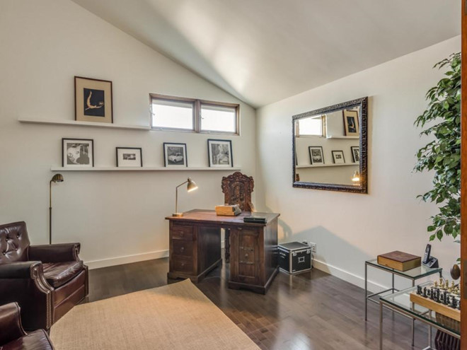 Tầng gác mái với sàn gỗ có thể dễ dàng biến thành phòng ngủ.