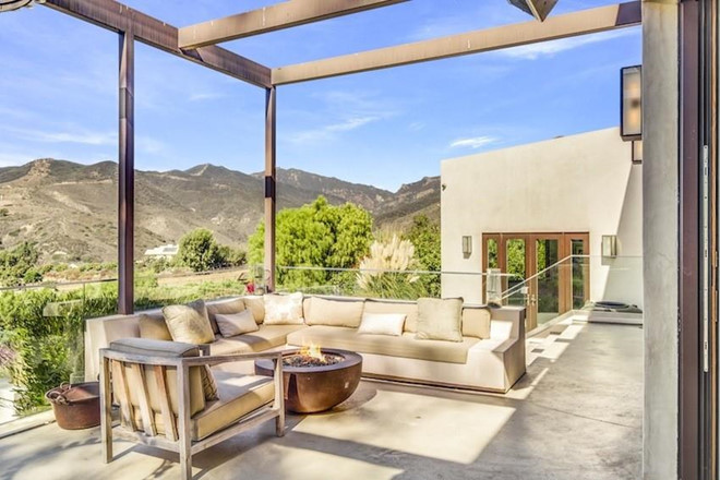 Không gian thư giãn ngoài trời, nơi Chris Hemsworth cùng gia đình có thể tận hưởng ánh nắng California.