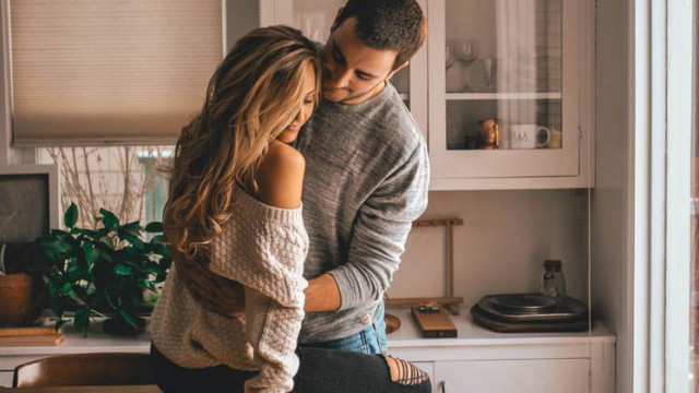 Vo chung kien canh tuong phoi bay su tu te gia tao cua chong