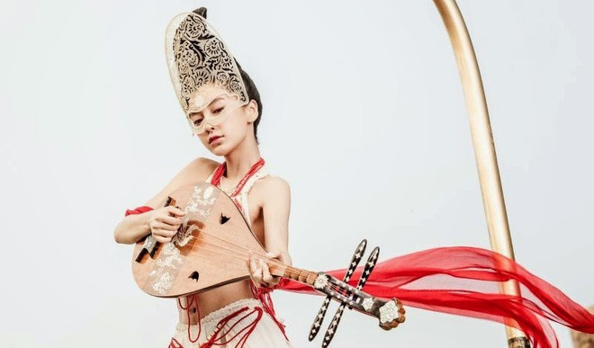 Tạo hình của Angelababy trong phim điện ảnh Địch Nhân Kiệt khiến khán giả ngán ngẩm vì quá khó hiểu. Chiếc mạng che mặt của nữ diễn viên bị nhận xét là giống miếng lót giày. Bà xã Huỳnh Hiểu Minh muốn đem đến hình ảnh gợi cảm, nhưng rốt cuộc bị công chúng và báo chí đánh giá là phản cảm.