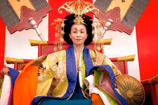 Cũng trong phim điện ảnh Địch Nhân Kiệt, tạo hình Võ Tắc Thiên của Lưu Gia Linh bị phê phán là xuyên tạc lịch sử. Một số tờ báo Trung Quốc chỉ trích hình ảnh trong phim của bà xã Lương Triều Vỹ mang phong cách Nhật Bản.