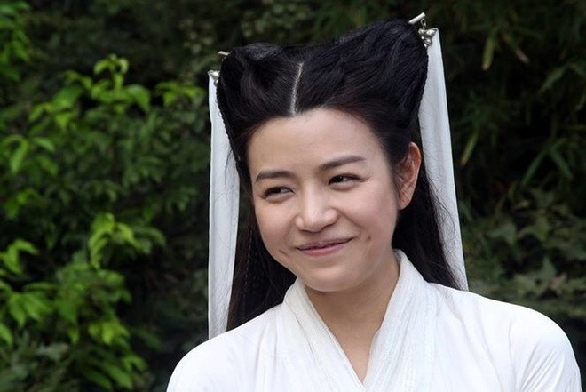 Mỹ nhân xứ Đài - Trần Nghiên Hy - nổi tiếng với nhan sắc trong trẻo, gây thương nhớ. Tuy nhiên, gương mặt của cô lại không hợp để đóng phim cổ trang. Nữ diễn viên từng gây tranh cãi lớn khi nhận vai Tiểu Long Nữ trong Tân thần điêu đại hiệp. Trong phim, người đẹp để lộ gương mặt bầu bĩnh, làn da nhợt nhạt, thiếu sức sống. Cô bị nhận xét là kém sắc hơn cả dàn nữ phụ như Mao Hiểu Đồng, Trương Hinh Dư. Cũng từ loạt phim, Trần Nghiên Hy bị gán cho biệt danh "Cô Cô đùi gà".