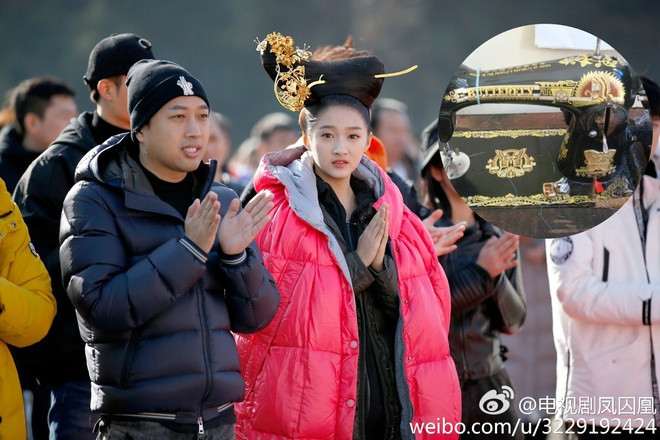 Năm 2017, phim truyền hình Phượng tù hoàng do biên kịch Vu Chính sản xuất bị công chúng Trung Quốc la ó vì kiểu tóc xuyên tạc lịch sử. Trong phim, nhân vật Sở Ngọc xuất hiện với mái tóc bị ví như chiếc máy khâu. Nhiều khán giả còn cảm thấy lo lắng thay cho dàn diễn viên vì kiểu tóc rườm rà sẽ gây ảnh hưởng không nhỏ tới việc đi lại, diễn xuất của họ.