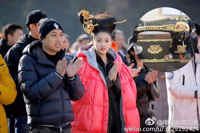 Năm 2017, phim truyền hình Phượng tù hoàng do biên kịch Vu Chính sản xuất bị công chúng Trung Quốc la ó vì kiểu tóc xuyên tạc lịch sử. Trong phim, nhân vật Sở Ngọc xuất hiện với mái tóc bị ví như chiếc máy khâu. Nhiều khán giả còn cảm thấy lo lắng thay cho dàn diễn viên vì kiểu tóc rườm rà sẽ gây ảnh hưởng không nhỏ tới việc đi lại, diễn xuất của họ.