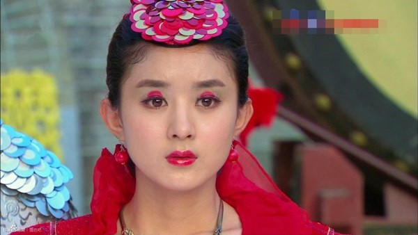 Năm 2013, khi đóng phim truyền hình Truy ngư truyền kỳ, Triệu Lệ Dĩnh khiến người hâm mộ ngỡ ngàng khi xuất hiện với tạo hình lòe loẹt. Trong phim, cô sắm vai cá chép tinh Hồng Lăng. Nhiều khán giả còn không nhận ra mỹ nhân họ Triệu nếu chỉ nhìn lướt qua màn hình. May mắn thay, các tạo hình khác của nữ diễn viên đều rất dễ thương và đẹp mắt.