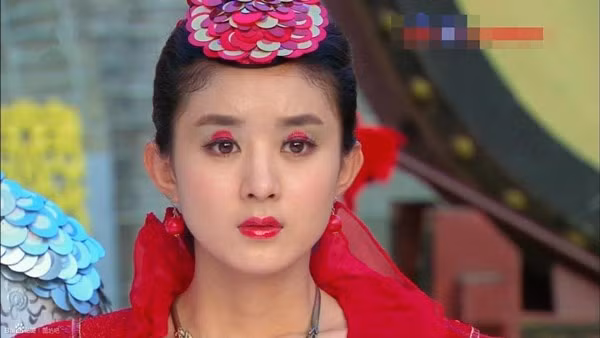 Năm 2013, khi đóng phim truyền hình Truy ngư truyền kỳ, Triệu Lệ Dĩnh khiến người hâm mộ ngỡ ngàng khi xuất hiện với tạo hình lòe loẹt. Trong phim, cô sắm vai cá chép tinh Hồng Lăng. Nhiều khán giả còn không nhận ra mỹ nhân họ Triệu nếu chỉ nhìn lướt qua màn hình. May mắn thay, các tạo hình khác của nữ diễn viên đều rất dễ thương và đẹp mắt.