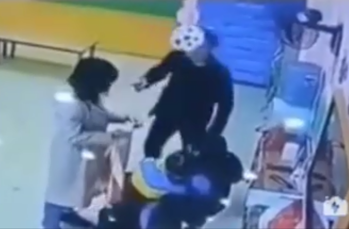 Dan mang dong cam nguoi cha tan cong co giao bao hanh con minh