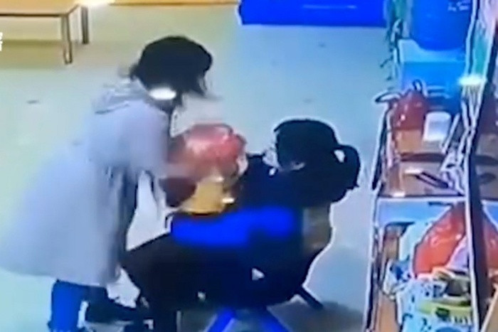 Dan mang dong cam nguoi cha tan cong co giao bao hanh con minh-Hinh-2