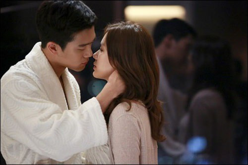 Vi cuong ghen ma sa chan vao tinh khong loi thoat voi trai tre