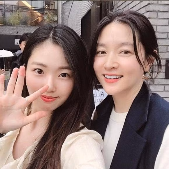 Hai mẹ con diễn viên trẻ trung như hai chị em.