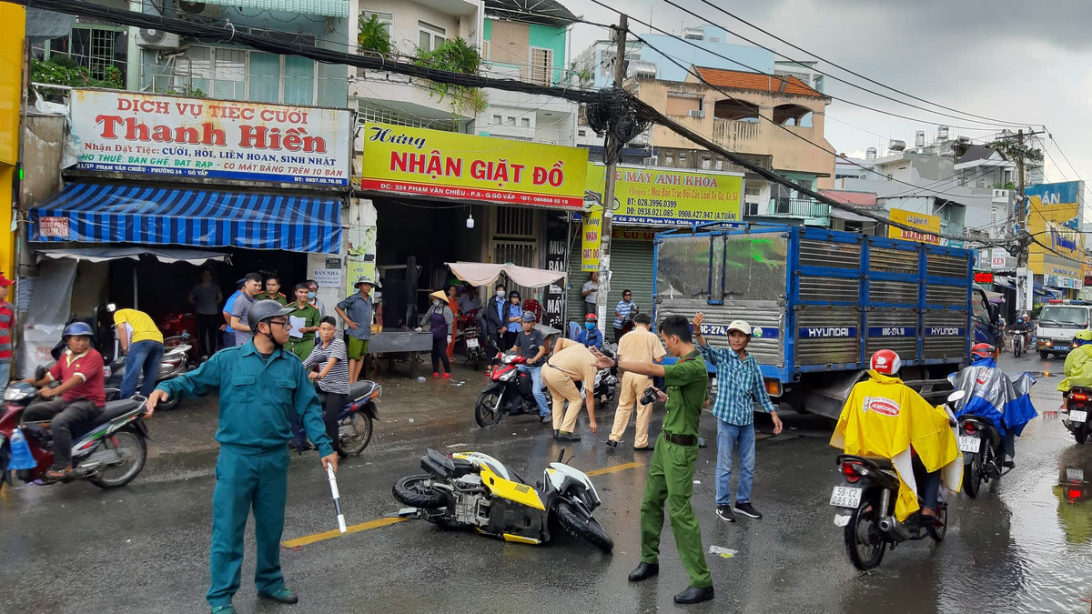 Tai xe xe tai gao thet “mat thang” va canh tuong hai hung tren pho Sai Gon
