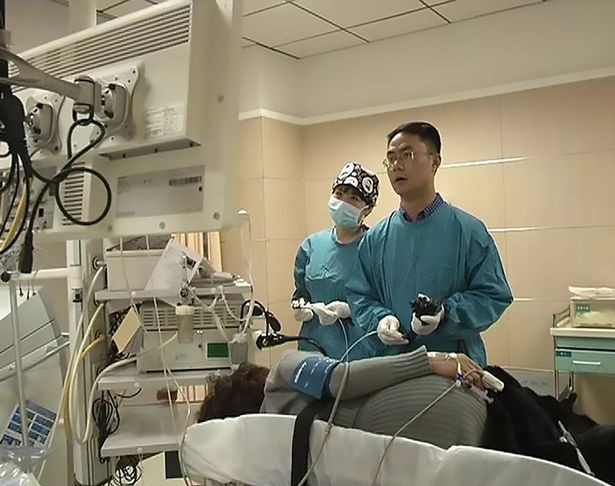 Soi 5 cm “an ngu” trong bung, benh nhan soc khi biet nguyen nhan