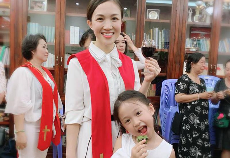 Ngam con gai Phan Dinh Tung 