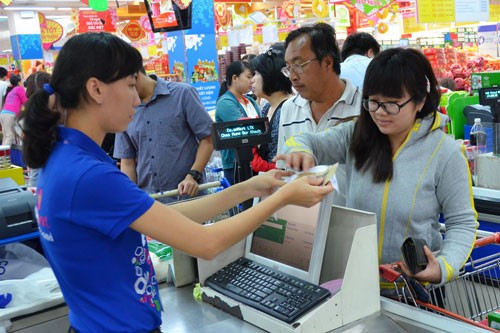 Sieu thi lai tra tien thua bang keo, vien ly do thieu tien le