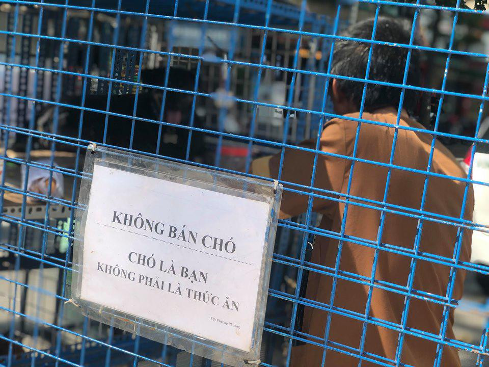 Ông nhờ người ta in dòng chữ này để dán trên xe.