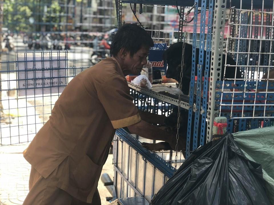 Ông Thành đi nhặt ve chai để có tiền lo cho mấy chú chó.