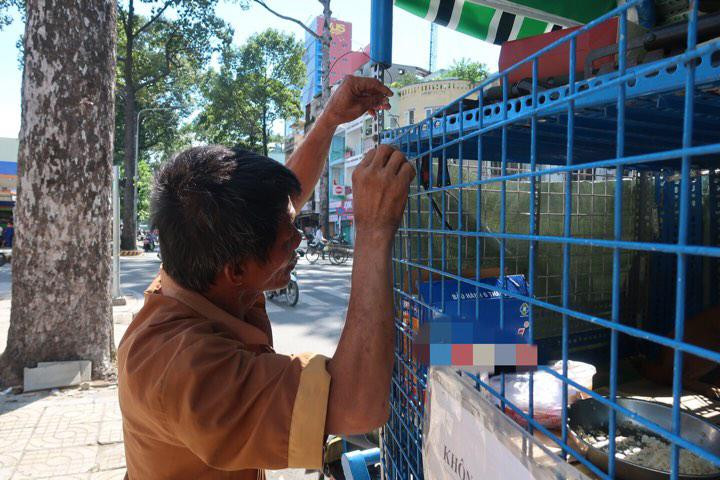 Chiếc xe tự chế - ngôi nhà của hơn chục chú chó mà ông cưu mang.