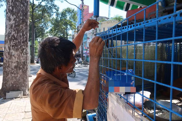 Chiếc xe tự chế - ngôi nhà của hơn chục chú chó mà ông cưu mang.