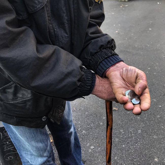 Khong cho tien nguoi an xin, co gai bi noi soc