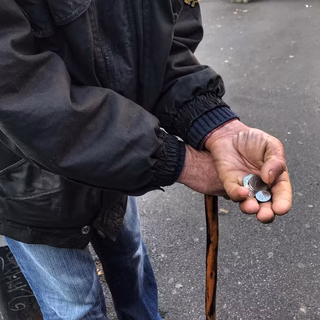 Khong cho tien nguoi an xin, co gai bi noi soc