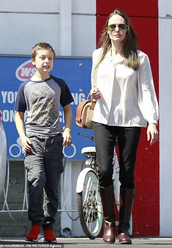 Trong khi đó con gái Shiloh của Jolie ăn mặc theo phong cách tomboy ưa thích, cậu út Knox diện trang phục tông xám khỏe khoắn. Cả 3 mẹ con Angelina vui vẻ vào 1 cửa hàng bán đồ giảm giá để mua sắm. Được biết, Jolie đã tìm thấy 1 đôi boots có giá rất rẻ, chỉ gần 10 USD (hơn 233.000 đồng).