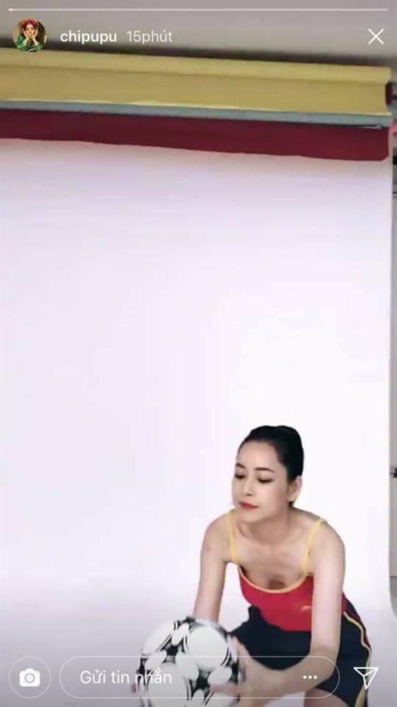 Trước đó, ca sĩ Chi Pu cũng nhiều lần gây tranh cãi về vòng 1 lúc phổng phao khi lại phẳng lỳ như bức tường qua những video vô tình ghi lại.