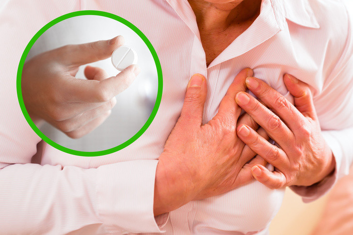 Đau tim: Đối với các cơn đau tim, sự can thiệp kịp thời sẽ giúp hạn chế tổn thương. Bạn có thể nhai aspirin vì việc này giúp ngăn chặn những tiểu cầu gây tắc nghẽn mạch máu. Bạn nên dùng lượng nhỏ aspirin và nhai, thay vì nuốt trực tiếp với nước. Hãy gọi cấp cứu sớm nhất có thể.