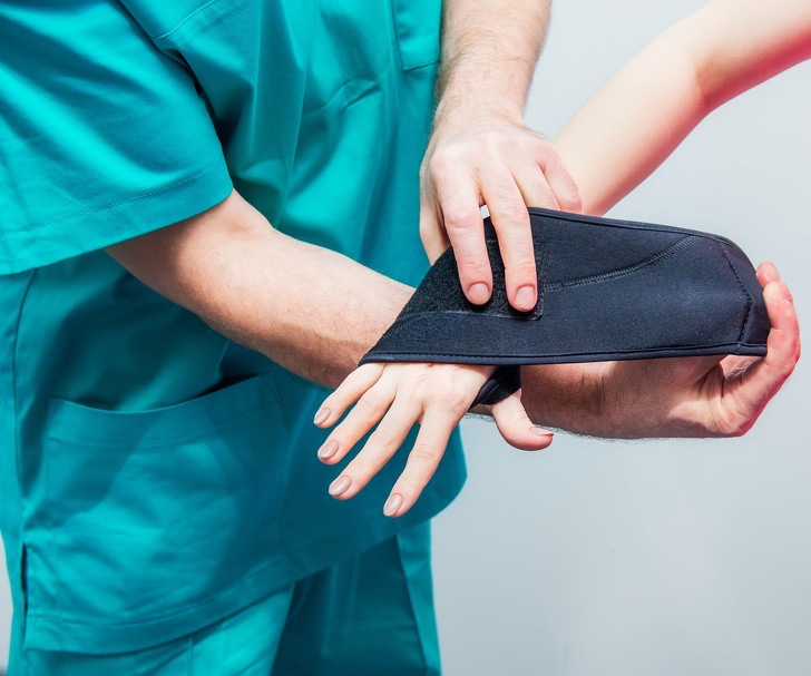 Gãy xương: Khi bị gãy xương, đừng cố làm thẳng phần xương gãy, mà hãy cố gắng cố định vết thương bằng nẹp và băng. Dù gãy xương có thể chỉ đơn giản là trật khớp hay bong gân, hãy đến cơ sở y tế để tránh làm vết thương nghiêm trọng hơn.