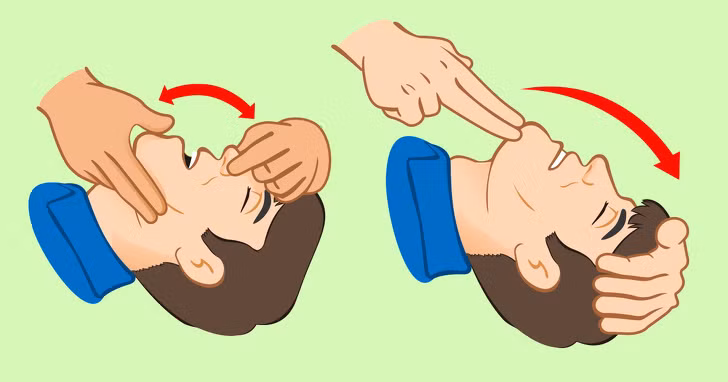 Nghẽn thở: Nguyên nhân gây nghẽn thở thường là do có dị vật làm tắc đường thở. Hãy đặt bệnh nhân nằm ngửa, kiểm tra miệng họ và loại bỏ bất kì dị vật nào có thể gây nghẽn thở, kể cả ở dạng lỏng. Để mở đường thở, hãy ấn ngửa đầu và nâng cằm người bệnh, đặt bàn tay bạn gần đỉnh đầu hoặc trán người bệnh. Hoặc bạn có thể đặt ngón tay dưới quai hàm người bệnh và kéo cằm dưới xuống để mở miệng họ. Cách này giúp nâng lưỡi người bệnh khỏi đường thở.