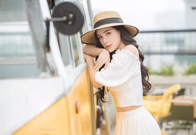 Nguyễn Thị Huyền Trang (23 tuổi, Quảng Ninh) là hot girl từng tham gia nhiều cuộc thi nhan sắc như Hoa hậu Hoàn vũ Việt Nam 2017, Top 5 Hoa hậu Đại dương 2017 và là Á hoàng trang sức 2015. Ngoài ra, người đẹp này còn tham gia cuộc thi Hoa hậu Bản sắc Việt toàn cầu 2019.