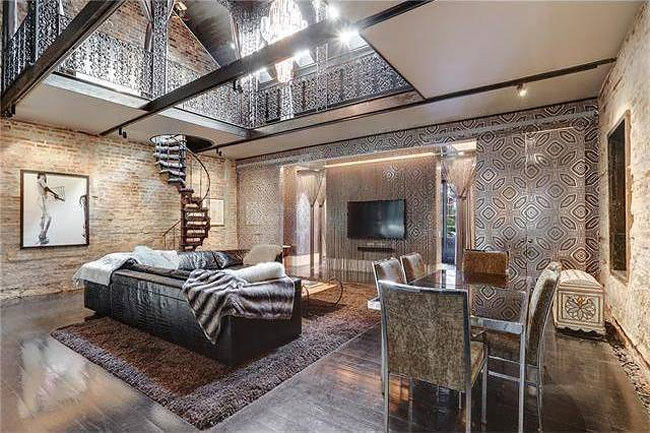 Từng chi tiết đều rất tỉ mẩn, gọn gàng, đựa lựa chọn sao cho phù hợp với nhau. Nhìn toàn bộ căn phòng không ai còn nhớ tới vẻ bề ngoài cũ kĩ của ngôi nhà nữa.