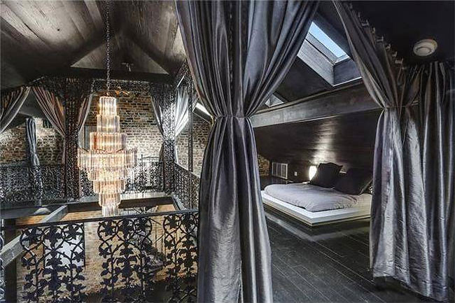 Phòng ngủ "hoàng tộc" ở trên tầng 2 vô cùng lộng lẫy. Khác với các căn phòng có cánh cửa khác, nơi đây không quá giữ sự riêng tư mà chỉ dùng rèm tối màu để che chắn. Đứng trên tầng 2 có thể dễ dàng nhìn xuống bên dưới.