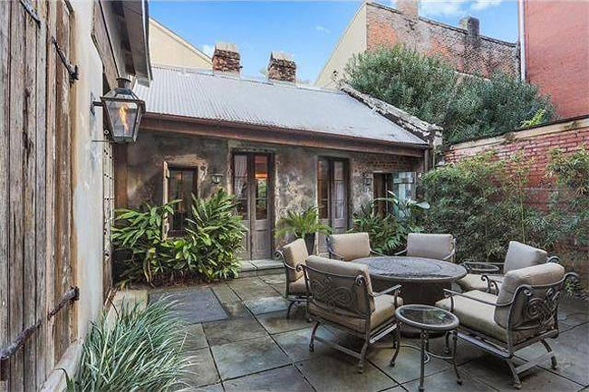 Ngôi nhà này rộng khoảng 168 m2, bức tường ngoài nham nhở, cửa gỗ mục nát nhưng khi bước vào bên trong thì ai cũng "ngã ngửa", choáng váng vì độ sang trọng và lối thiết kế, nội thất đẳng cấp. Mọi thứ bên trong ngôi nhà đều là đồ đắt tiền. Nơi đây được thiết kế dạng không gian mở, các phòng thông nhau, liền mạch thành một khối. Chỉ cần nhìn qua thôi cũng thấy nó quá xa hoa từ cách bài trí đồ đạc, tông mau bạc xen lẫn vàng kim quá mê hoặc.