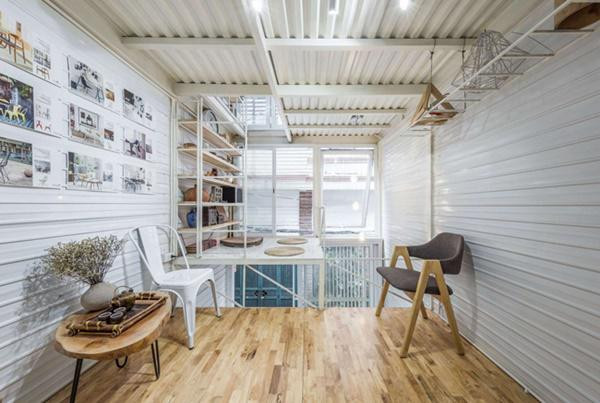 Nhà gồm 2 tầng chính và nhiều gác lửng xen kẽ có chiều cao khác nhau. Hiện ngôi nhà được sử dụng làm văn phòng làm việc nhưng nếu cần vẫn có thể chuyển đổi thành nơi ở của gia chủ.