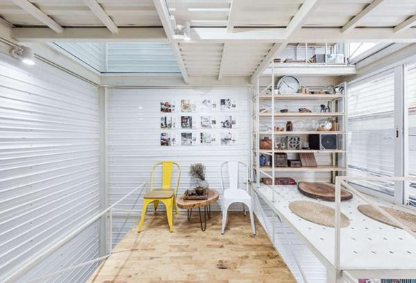 Nhiều nơi trong ngôi nhà sử dụng sàn nhà dạng thanh thép, giúp giải quyết vấn đề thông gió, ánh sáng, đồng thời giúp các thành viên trong nhà dễ trao đổi hơn khi có việc cần.