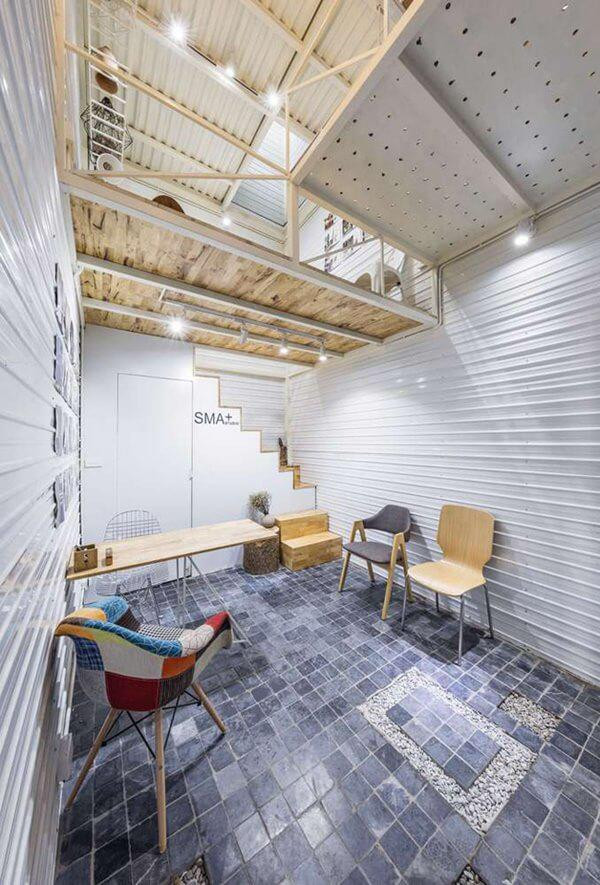 Vật liệu chính xây dựng lên căn nhà là thép và tôn, nhờ thế, tường bao của nó chỉ dày 30mm, thay vì 110mm như các ngôi nhà thông thường. Ở các công trình khác, tường mỏng sẽ mang theo nỗi lo nóng vào mùa hè, lạnh vào mùa đông nhưng với căn nhà ống này, đây là lựa chọn hợp lý vì nó đã được che chắn bởi 2 căn nhà cao tầng ở 2 bên.