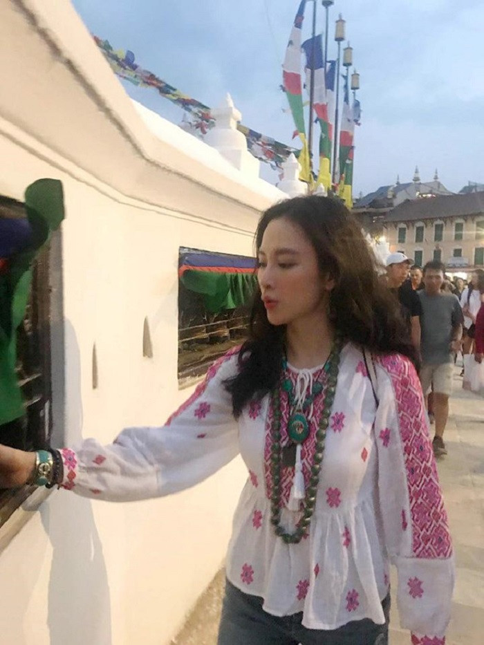 Theo những gì Angela Phương Trinh chia sẻ, cuộc sống hiện tại của cô rất yên bình, không xô bồ, bon chen. Cô chăm chỉ đi chùa, tu thiền, tham gia các hoạt động từ thiện cùng các em nhỏ.