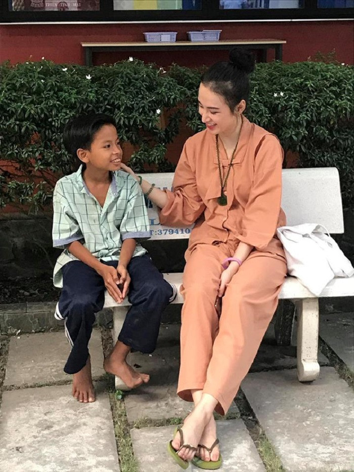 Angela Phương Trinh không còn nổi loạn, thích mặc sexy để gây chú ý như trước. Cô trở nên nữ tính, dịu dàng hơn cả trong cách chọn trang phục lẫn phong thái.