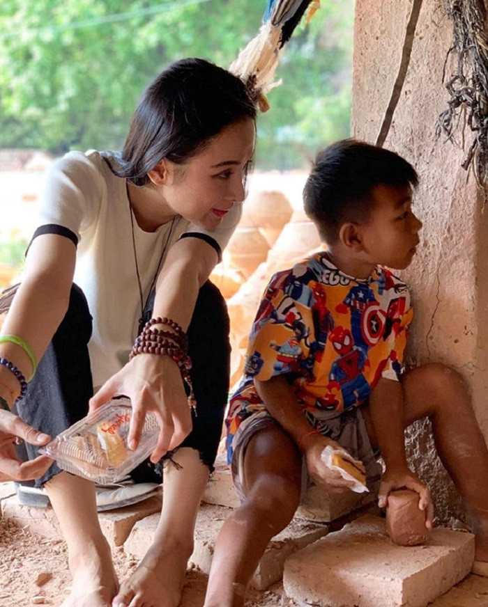 Phương Trinh tâm sự con đường cô lựa chọn còn nhiều khó khăn phía trước nhưng cô vẫn sẽ bước tiếp. Theo cô, điều đẹp nhất tiền bạc không mua được là thời gian và kỷ niệm.