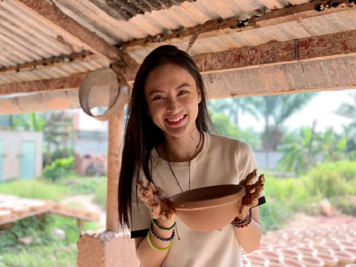 "Bà mẹ nhí" thường xuyên trích dẫn những triết lý mà cô học được trong cuộc sống: "Con người luôn theo đuổi danh vọng và thành công, đó là quy luật tất yếu của sự phát triển. Nhưng danh vọng không phải thứ tồn tại mãi được vì không có gì là tuyệt đối. Cái mới rồi trở thành cái cũ và đôi khi còn bị lãng quên".