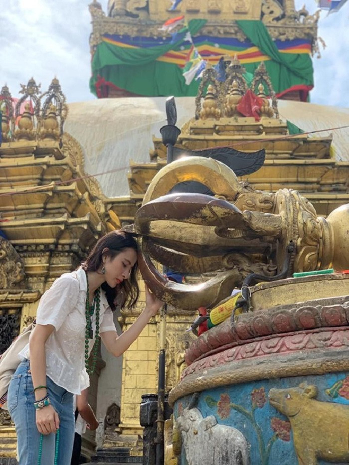 Nữ diễn viên Angela Phương Trinh viết trên trang cá nhân: "Biết ơn vùng đất con đến, nơi con đã hoàn thành xong 108 vòng đi nhiễu đỉnh tháp Boudhanath. Con thật sự hoan hỉ cực kì".