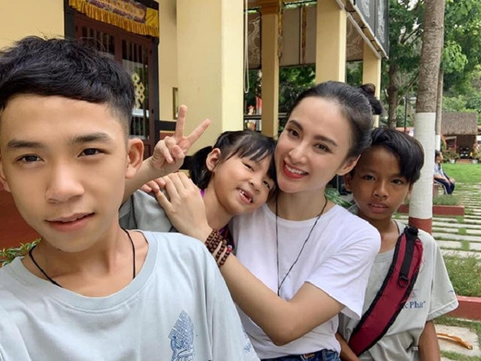 9X tâm sự về cuộc sống hiện tại: "Có lẽ Trinh chưa nếm hết hương vị của cuộc sống nhưng Trinh tin chắc con đường Trinh đang chọn. Có thể không rực sáng hơn đồng nghiệp, nhưng nó bình an trong tâm hồn, kể cả lúc không có người thân kề bên. Bởi Trinh luôn muốn dùng tình thương của mình lan toả đến mọi thành viên trong gia đình".