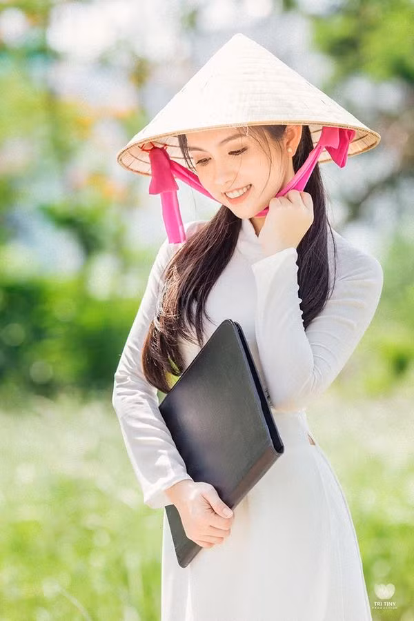 Chia sẻ về điều này Tuyết Nga cho biết: “Mình rất hâm mộ chị Ngọc Trinh nhưng không muốn mọi người biết đến cái tên Tuyết Nga chỉ như “bản sao” vì có đôi nét giống. Mình muốn bản thân phải luôn mang màu sắc riêng biệt, không trộn lẫn với bất cứ ai được”.