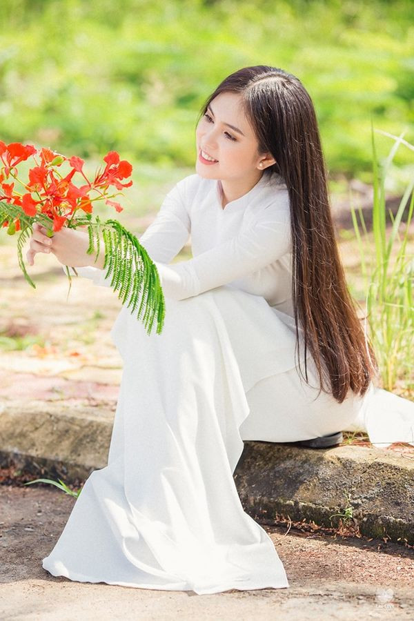 Cô gái miền Tây này còn năng nổ tham gia các cuộc thi, cô tham dự Duyên dáng làng Hoa do thành phố Sa Đéc tổ chức, lọt vào Top 10 và đạt giải “Người đẹp có mái tóc đẹp nhất”. Ngoài ra Tuyết Nga còn tham gia một số cuộc thi người mẫu qua ảnh. Với cô thông qua mỗi trải nghiệm đều giúp bản thân có thể trưởng thành và rèn luyện được sự tự tin.