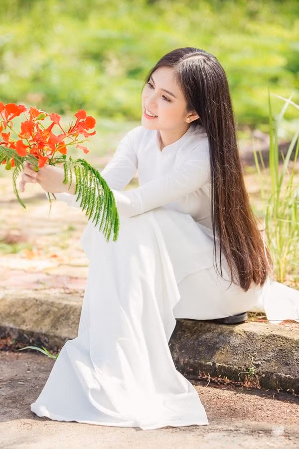 Cô gái miền Tây này còn năng nổ tham gia các cuộc thi, cô tham dự Duyên dáng làng Hoa do thành phố Sa Đéc tổ chức, lọt vào Top 10 và đạt giải “Người đẹp có mái tóc đẹp nhất”. Ngoài ra Tuyết Nga còn tham gia một số cuộc thi người mẫu qua ảnh. Với cô thông qua mỗi trải nghiệm đều giúp bản thân có thể trưởng thành và rèn luyện được sự tự tin.