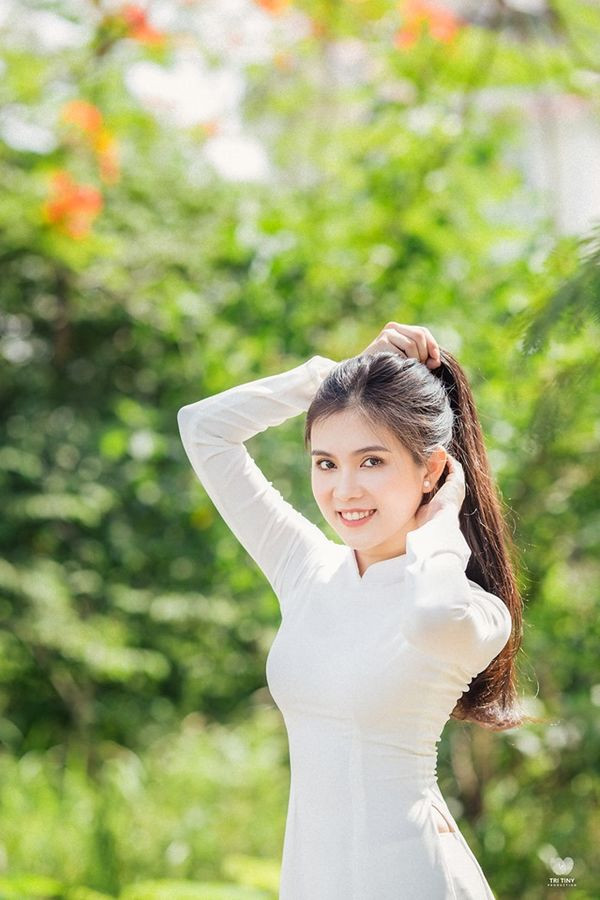 Tuyết Nga sở hữu vóc dáng nhỏ nhắn nên khi diện trang phục áo dài thường rất hợp, tôn lên được đường nét tinh khôi. Nga có gương mặt đẹp phúc hậu, đặc biệt cô gây thương nhớ cho người đối diện bởi mái tóc dài suôn mượt, và đây cũng chính là niềm tự hào đầy hãnh diện của cô gái miền Tây.