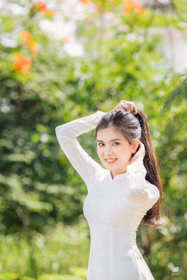 Tuyết Nga sở hữu vóc dáng nhỏ nhắn nên khi diện trang phục áo dài thường rất hợp, tôn lên được đường nét tinh khôi. Nga có gương mặt đẹp phúc hậu, đặc biệt cô gây thương nhớ cho người đối diện bởi mái tóc dài suôn mượt, và đây cũng chính là niềm tự hào đầy hãnh diện của cô gái miền Tây.