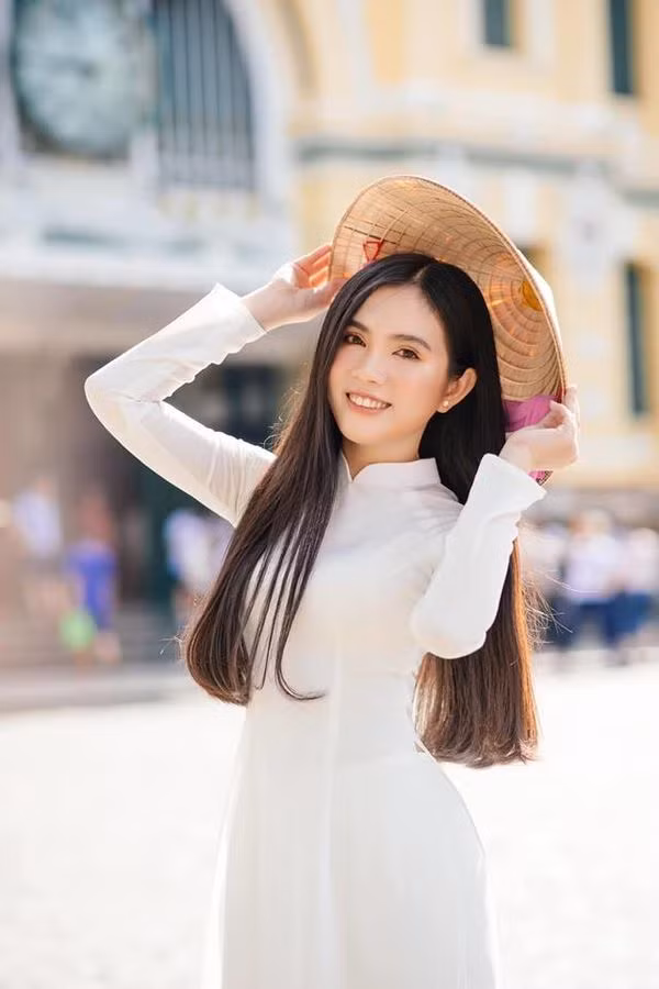 Tuyết Nga luôn cố gắng hoàn thiện bản thân cả về vẻ đẹp ngoại hình, tâm hồn phong phú và vốn kiến thức đa dạng, bởi vì Nga cho rằng con người ta, đặc biệt là người trẻ, không thể chỉ sống với vẻ bề ngoài bóng nhoáng mà cái đầu rỗng tuếch.