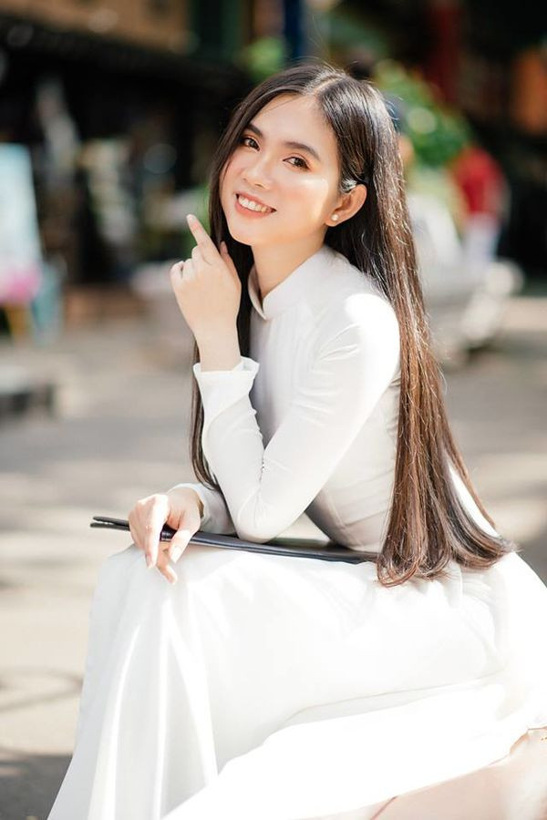 Hơn nữa ngoài đời cô gái sinh năm 1996 biết cách quan tâm, lắng nghe và sẻ chia cùng với những người xung quanh. “Phương châm sống của mình là hãy cứ làm những gì bản thân cho rằng đúng, đừng vì sợ người khác dòm ngó, dèm pha mà đánh mất đi bản ngã của chính mình”, Tuyết Nga bộc bạch.