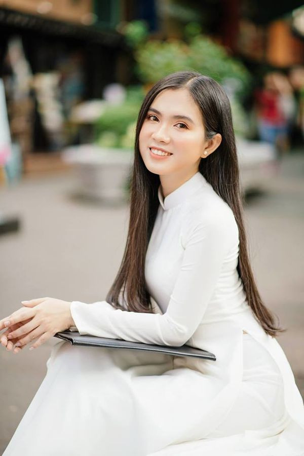 Trong những khuôn hình đẹp mơ mộng với trang phục áo dài trắng tinh khôi như nữ sinh, Tuyết Nga khiến người xem không thể rời mắt khỏi vì quá cuốn hút.